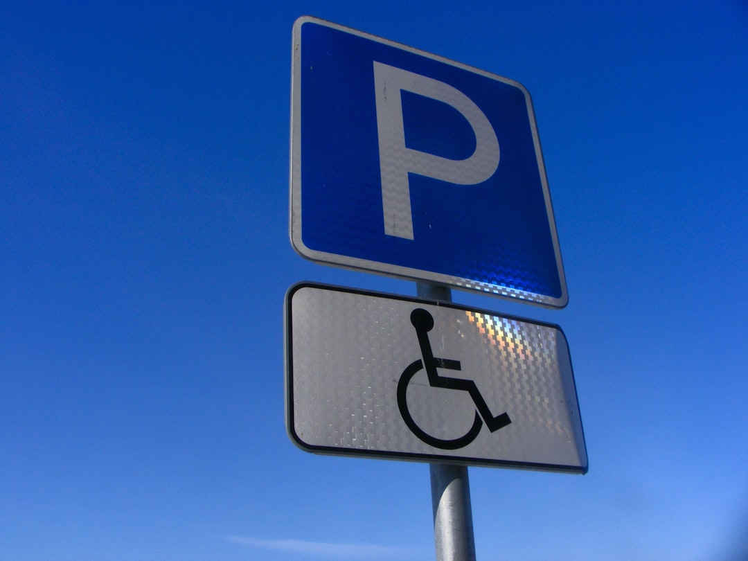 isencao_de_ipva_para_deficientes_ms Um Sinal De Estacionamento Azul Com Um Simbolo De Deficiencia Nele IPV9w8z_Hh0