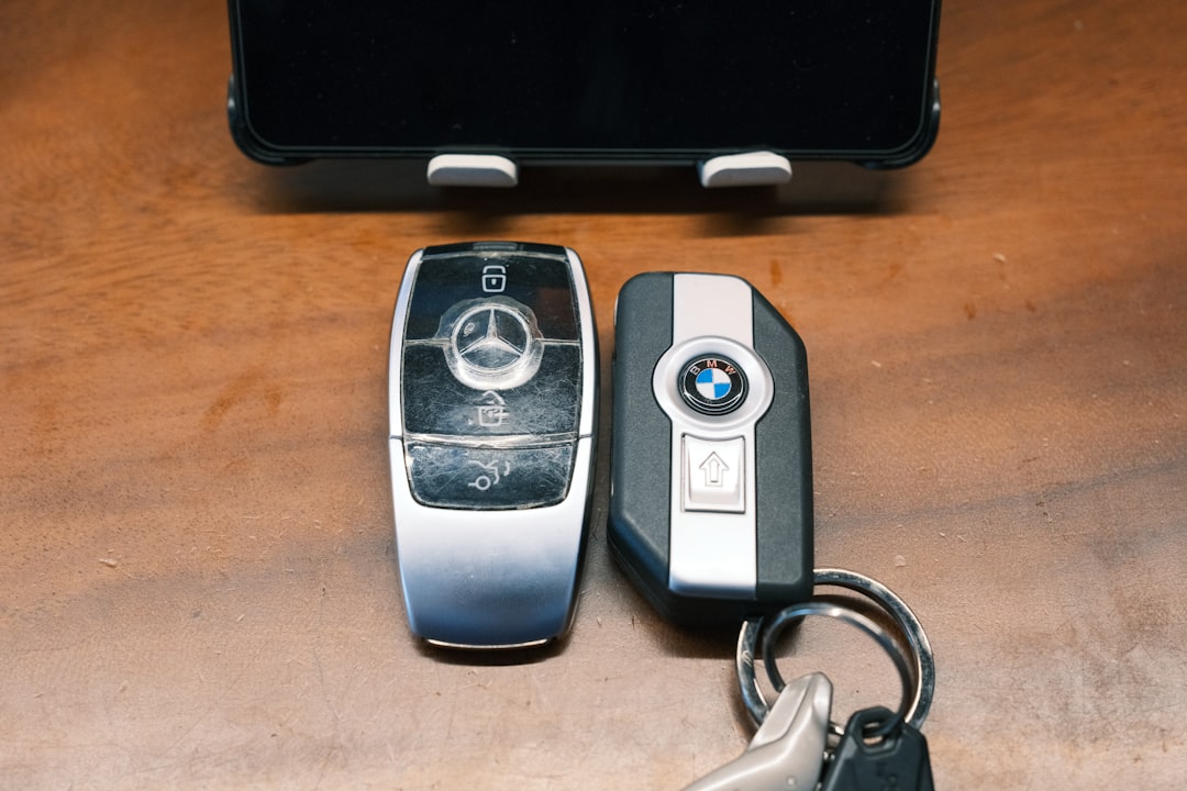 As Chaves Do Carro Mercedes E Bmw Repousam Sobre Uma Mesa z0ObIB pjPo