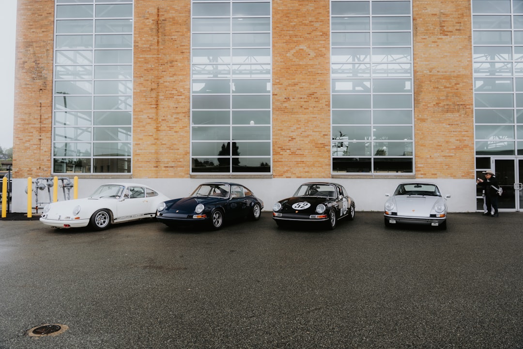 isencao-de-ipi-e-icms Carros Classicos Estacionados Em Frente a Um Predio Ua1dSYeRyHI