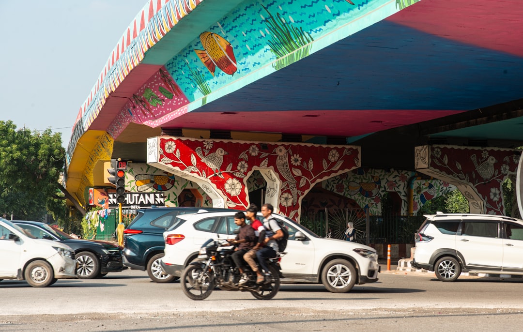 isencao-de-ipi-para-motos-pcd-2021 Motocicleta E Carros Passam Sob a Ponte De Grafite Colorida tC4n_xfVG5E