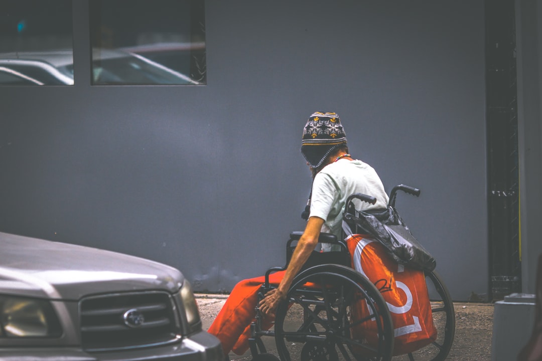 Homem Na Camisa Branca E Capacete Sentado No Capo Do Carro Laranja E Preto NTvSAUSzrQg
