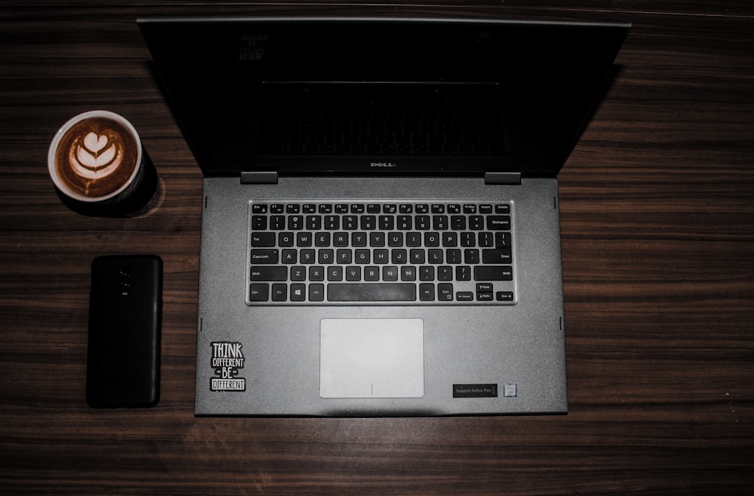 Computador Portatil Preto E Prata Na Mesa De Madeira Marrom rUOXj3cgESQ