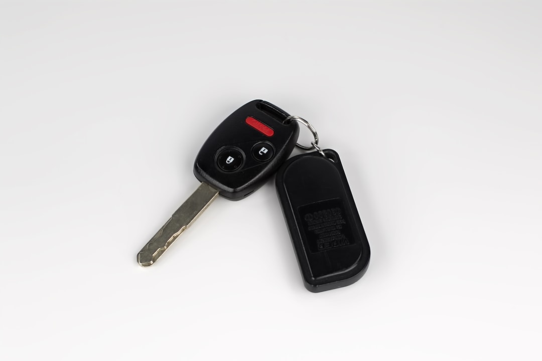 transferencia-de-veiculo-com-isencao-de-ipi Uma Chave De Carro Com Um Controle Remoto Conectado a Ela 0A_Yx4qwSb8