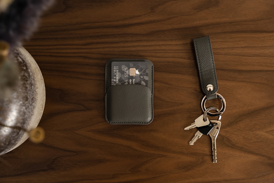 Um Chaveiro E Um Porta Cartoes Em Uma Mesa f43Ubfx3ooo